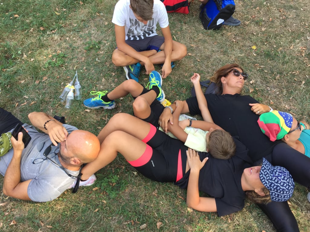 Gruppo di viaggiatori sdraiati sull’erba durante una pausa